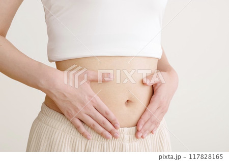 スリムで健康的な女性のお腹周り 117828165