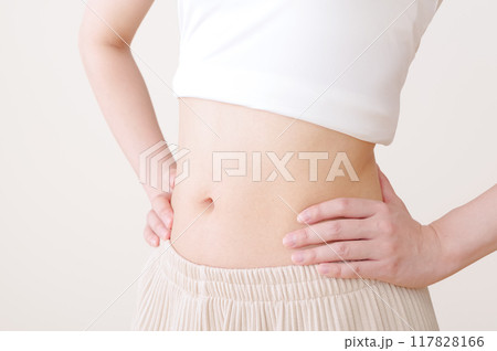 スリムで健康的な女性のお腹周り 117828166
