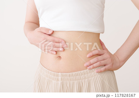 スリムで健康的な女性のお腹周り 117828167