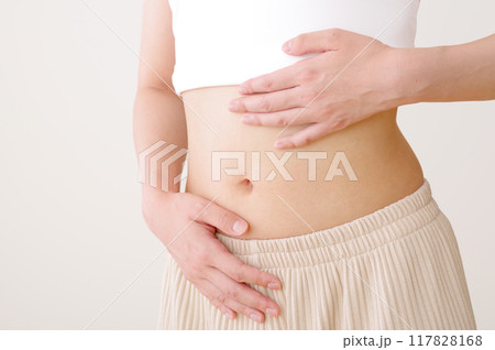 スリムで健康的な女性のお腹周り 117828168
