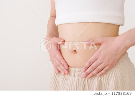 スリムで健康的な女性のお腹周り 117828169