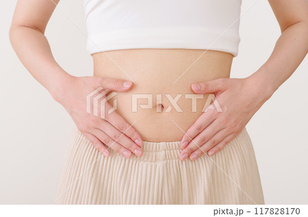 スリムで健康的な女性のお腹周り スリムで健康的な女性のお腹周り 117828170