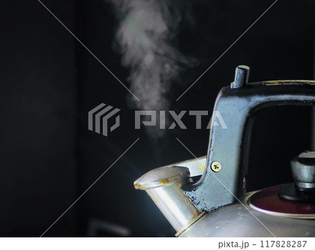 やかんから吹き出す水蒸気 117828287