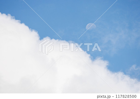 白い月と空と青い空 白い月と空と青い空 117828500