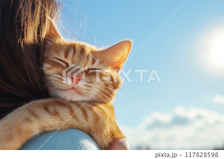 猫を抱きしめる女性の背中 117828598