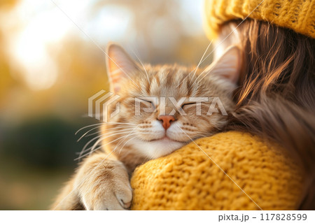 猫を抱きしめる女性の背中 117828599