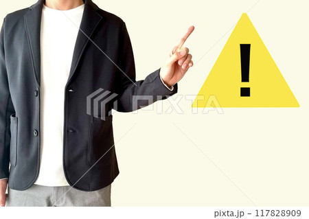 注意点を呼びかける男性 117828909