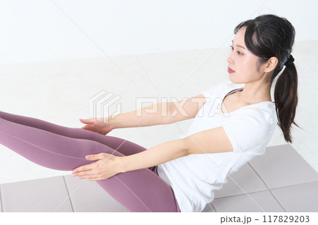 ヨガをしている20代の女性 ヨガをしている20代の女性 117829203