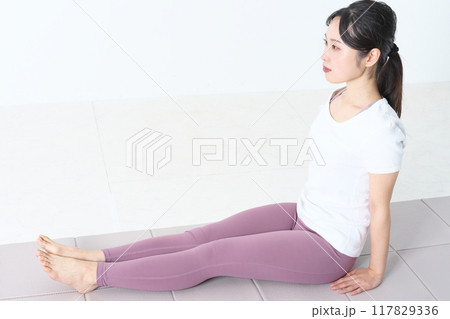 ヨガをしている20代の女性 117829336