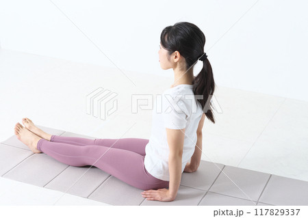ヨガをしている20代の女性 117829337