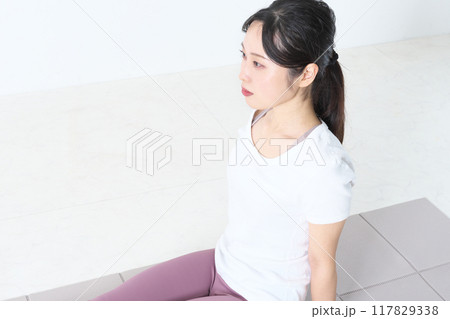 ヨガをしている20代の女性 ヨガをしている20代の女性 117829338