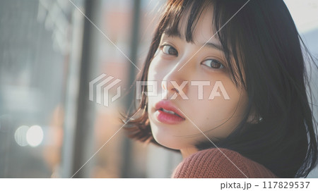透明感のある魅力的な見つめる女性 透明感のある魅力的な見つめる女性 117829537