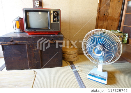 昭和レトロな家電が置かれた懐かしの風景 117829745