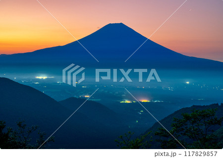 朝焼け空と富士山に霧の下界 朝焼け空と富士山に霧の下界 117829857