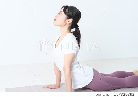 ヨガをしている20代の女性 117829892