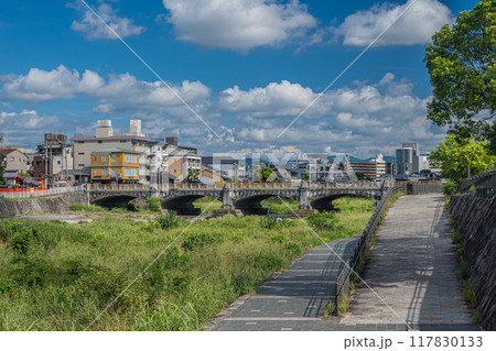 夏の京都鴨川風景　七条大橋下流側　 117830133