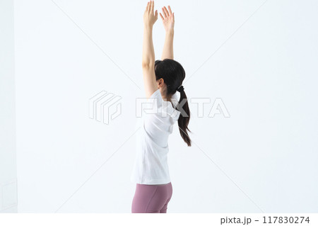 ヨガをしている20代の女性 117830274