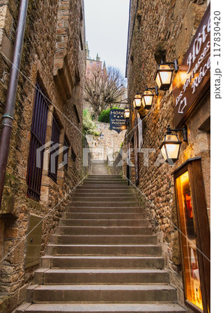 モン・サン・ミッシェル 参道脇の小路 モン・サン・ミッシェル 参道脇の小路 117830420