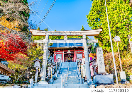 東京 紅葉に染まる武蔵御嶽神社　三の鳥居と随身門 117830510
