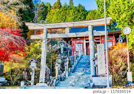 東京 紅葉に染まる武蔵御嶽神社　三の鳥居と随身門 117830514