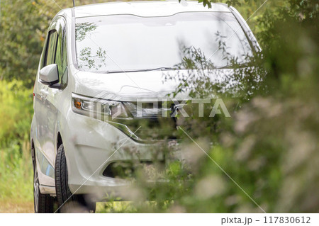 キャンプ場に止まる車 117830612