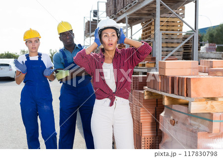 Workers have problems at work at a hardware store 117830798
