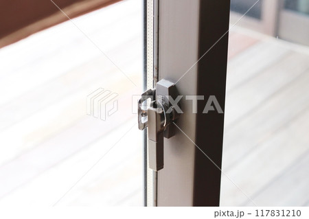 窓の鍵　開け閉め　サッシのクレセント　室内上からの目線 117831210
