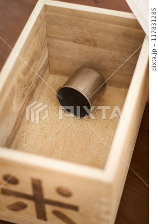 空っぽの米櫃 空っぽの米櫃 117831285