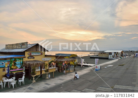 西日があたる片瀬西浜海岸海の家 117831842