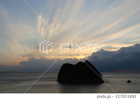 美しい海岸の夕焼け 美しい海岸の夕焼け 117831892