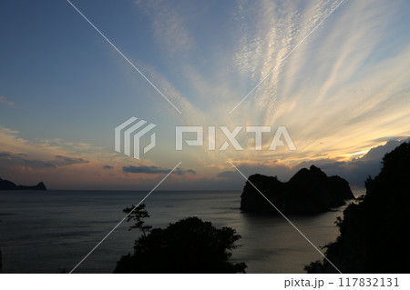 美しい海岸の夕焼け 117832131