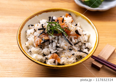 ひじきと梅の混ぜご飯 ひじきと梅の混ぜご飯 117832314