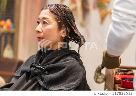 beauty parlor 117832512