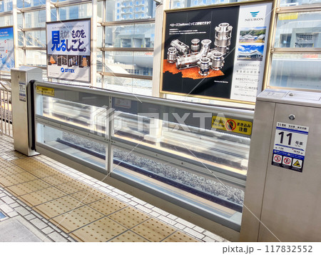 新幹線の駅のホームの可動式の柵 新幹線の駅のホームの可動式の柵 117832552