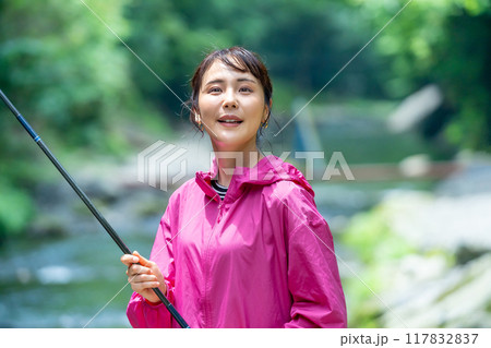 渓流で釣りをする女性　フィッシングを楽しむ女性 117832837