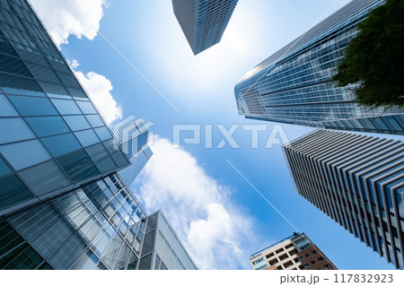 ビルの谷間から空を見上げる(東京虎ノ門) ビルの谷間から空を見上げる(東京虎ノ門) 117832923