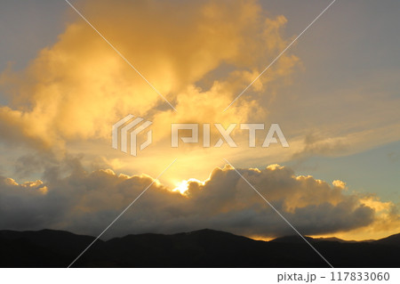 夕方の空 雲 夕陽 山地 夕方の空 雲 夕陽 山地 117833060