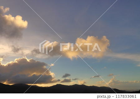 夕方の空 雲 夕陽 山地 夕方の空 雲 夕陽 山地 117833061