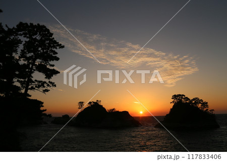 堂ヶ島の向こうに見える綺麗な夕陽 117833406