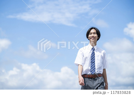 男子　中学生　高校生　青空バック　ポートレート　歩く 117833828