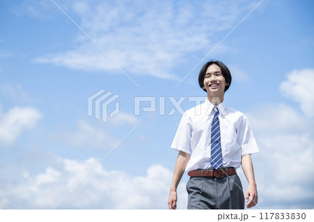 男子　中学生　高校生　青空バック　ポートレート　歩く 117833830