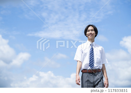 男子　中学生　高校生　青空バック　ポートレート　歩く 117833831