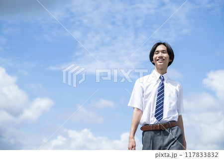 男子　中学生　高校生　青空バック　ポートレート　歩く 117833832