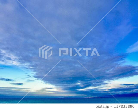 青い空と海と雲 117833890