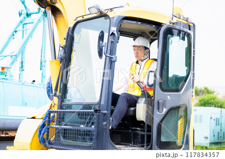 クレーンを操縦する男性 117834357