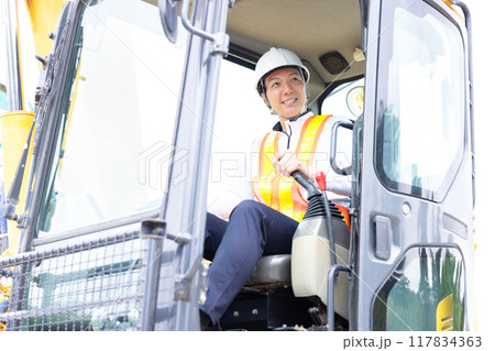 クレーンを操縦する男性 117834363