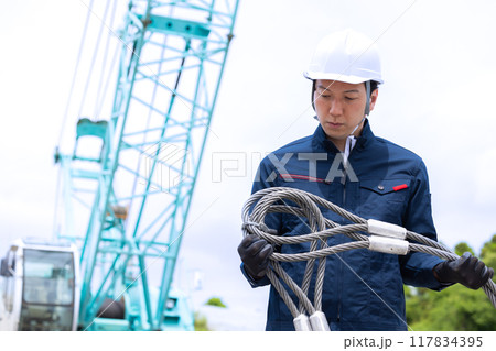 工事現場で働く作業員 工事現場で働く作業員 117834395