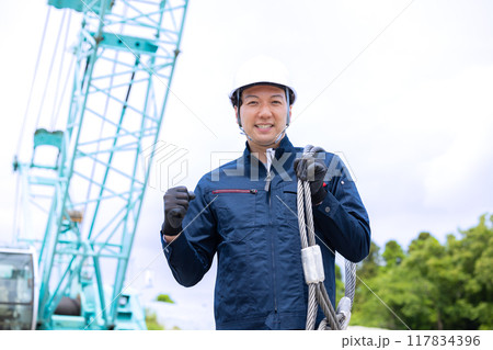 工事現場で働く作業員 工事現場で働く作業員 117834396