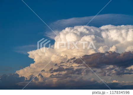 夏の夕刻の青空に白い積乱雲　c-1 117834596