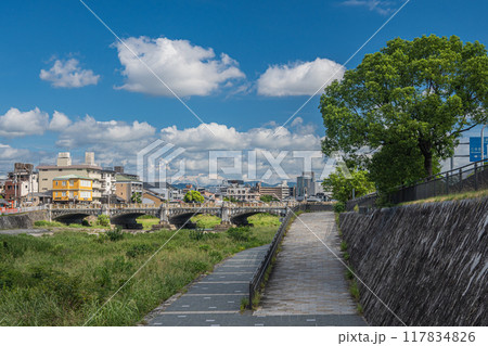 夏の京都鴨川風景 七条大橋下流側 夏の京都鴨川風景 七条大橋下流側 117834826